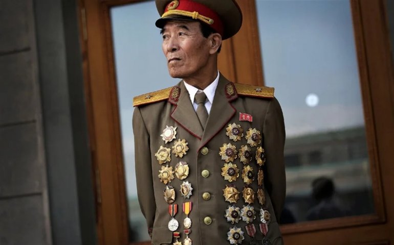 Хойд Солонгосын генералууд яагаад дайн тулаанд яваагүй мөртлөө энгэр дүүрэн одонтой байдаг вэ?